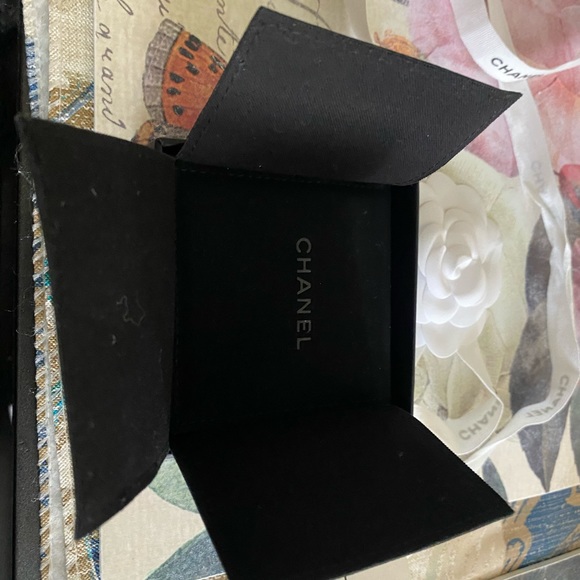 Chanel Script earring - Picture 2 of 5